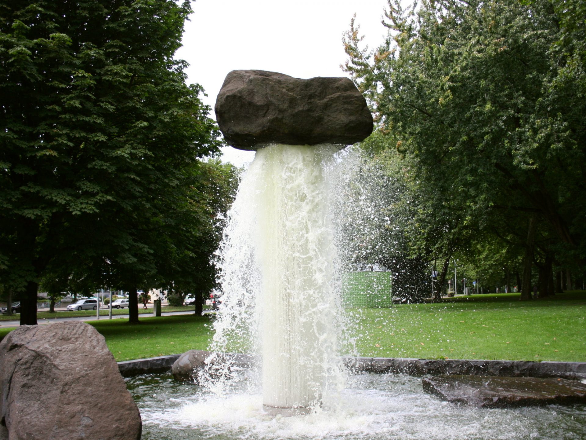 Der „Schwebende Stein“ von Gelsenkirchen. Ein Stein wird auf einer Wasserfontäne emporgehoben.